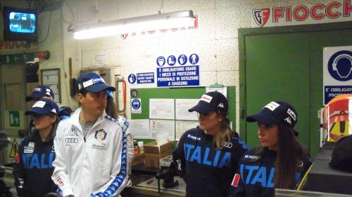 Ci si avvicina all'armeria e gli azzurri sono particolarmente impressionati dalla presentazione...