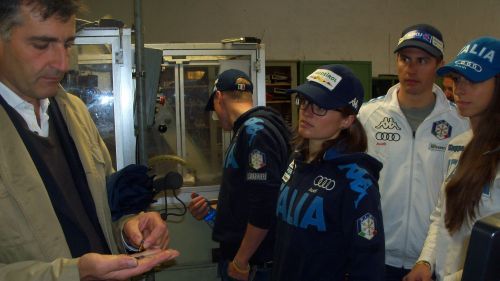 Karin Oberhofer, Dominik Windisch e Lisa Vittozzi ascoltano la spiegazione del direttore tecnico Costantino Fiocchi riguardo la struttura dei proiettili calibro 22. Lukas Hofer invece sembra molto più interessato alla 