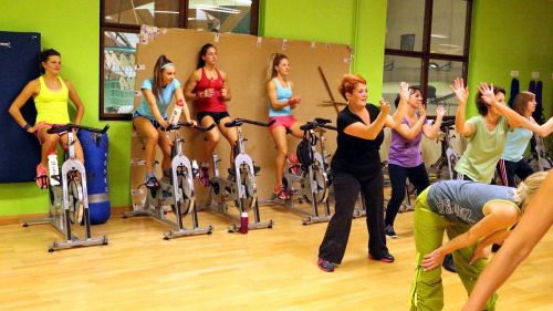 Durante le sessioni di cyclette le ragazze assistono a una lezione di zumba...