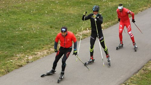 Pietro Dutto infiltrato tra i fondisti francesi Robin Duvillard e Cyril Gaillard