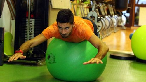 Pietro invece preferisce usare la Swiss Ball per emulare superman