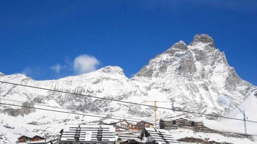 Breuil-Cervinia, ai piedi del Cervino si scia tutto l'anno