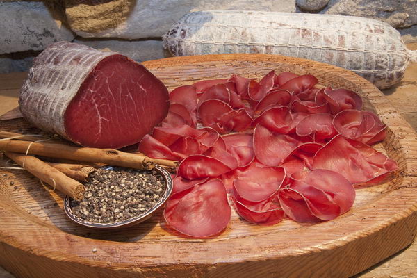 La Bresaola della Valtellina, un prodotto locale conosciuto in tutto il mondo