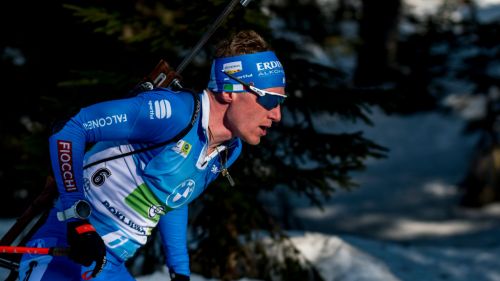 Hofer all’attacco nella Sprint maschile di Kontiolahti, davanti è lotta a tre per la coppa di specialità