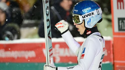 Salto con gli sci: Eva Pinkelnig, che doppietta a Hinzenbach, l'austriaca domina anche in Gara-2 e scavalca Ito nella generale