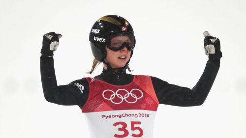 Maren Lundby domina la gara su Normal Hill, argento per Althaus, bronzo a Takanashi