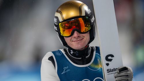 Domen Prevc su una nuvola, lo sloveno &egrave; oro su trampolino grande ed entra nella storia del salto con gli sci