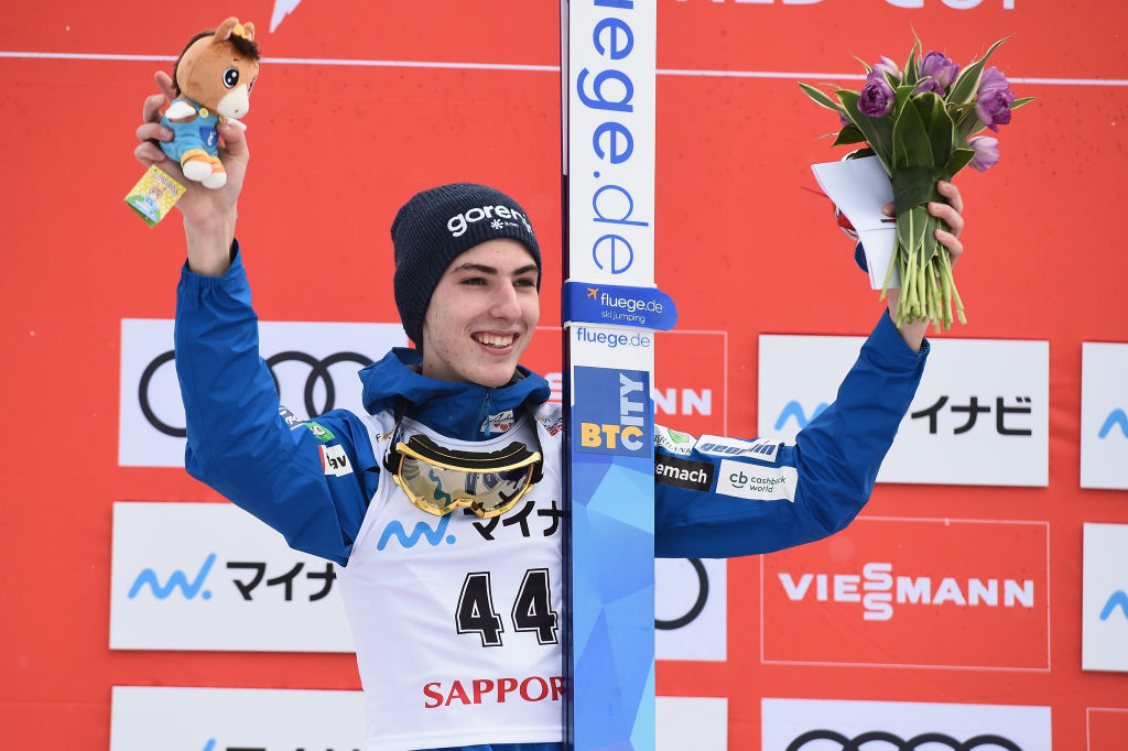 Timi Zajc trionfa a Oberstdorf nella prima gara di volo della carriera, primo successo stagionale per Stoch