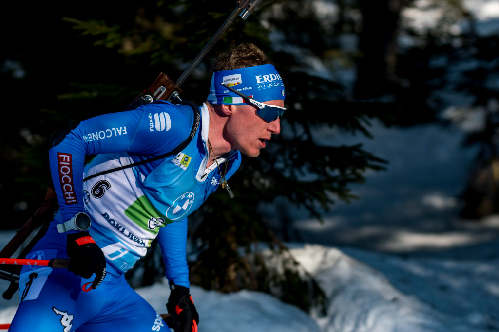 Hofer all’attacco nella Sprint maschile di Kontiolahti, davanti è lotta a tre per la coppa di specialità