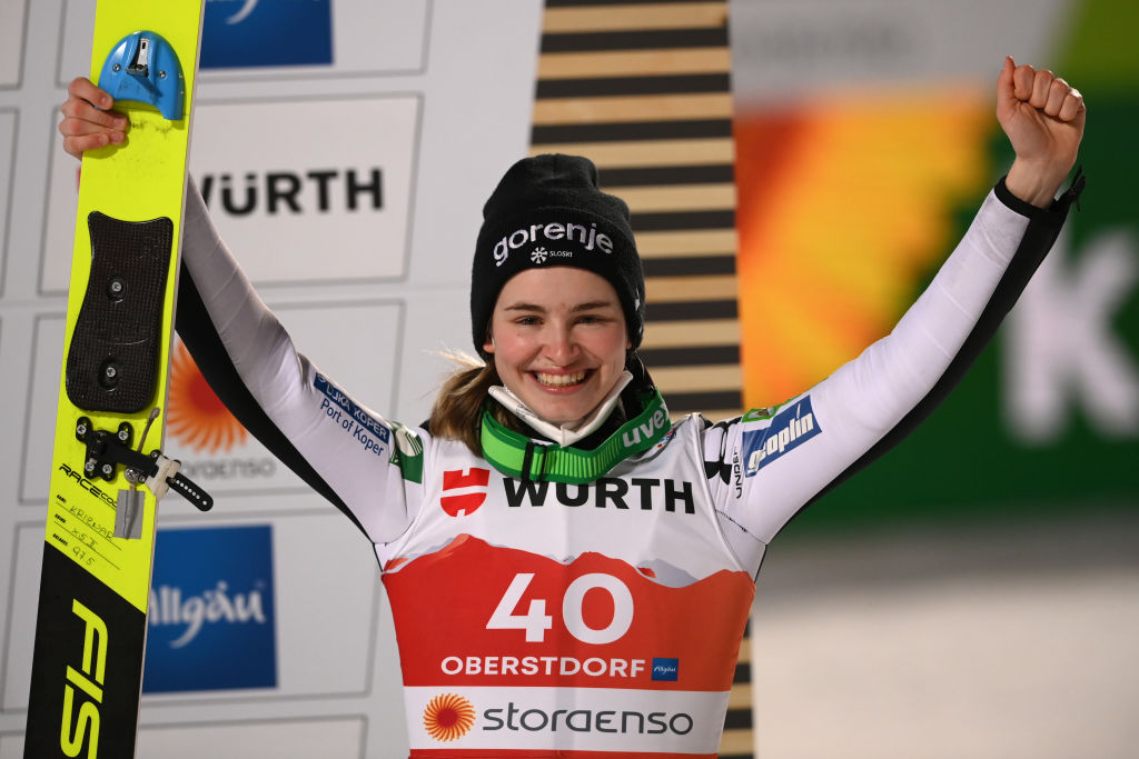 Salto con gli sci: Slovenia dominante nella prova a squadre mista di Oslo, concorrenza annichilita