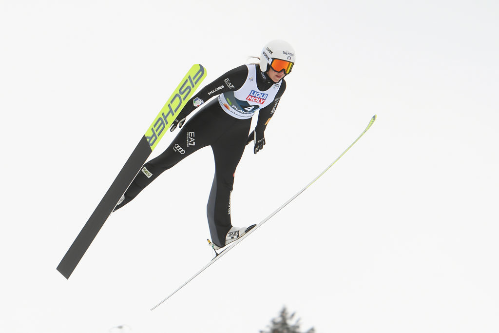 Salto con gli sci: Annika Sieff vola nella notte di Engelberg, bene anche Lara Malsiner