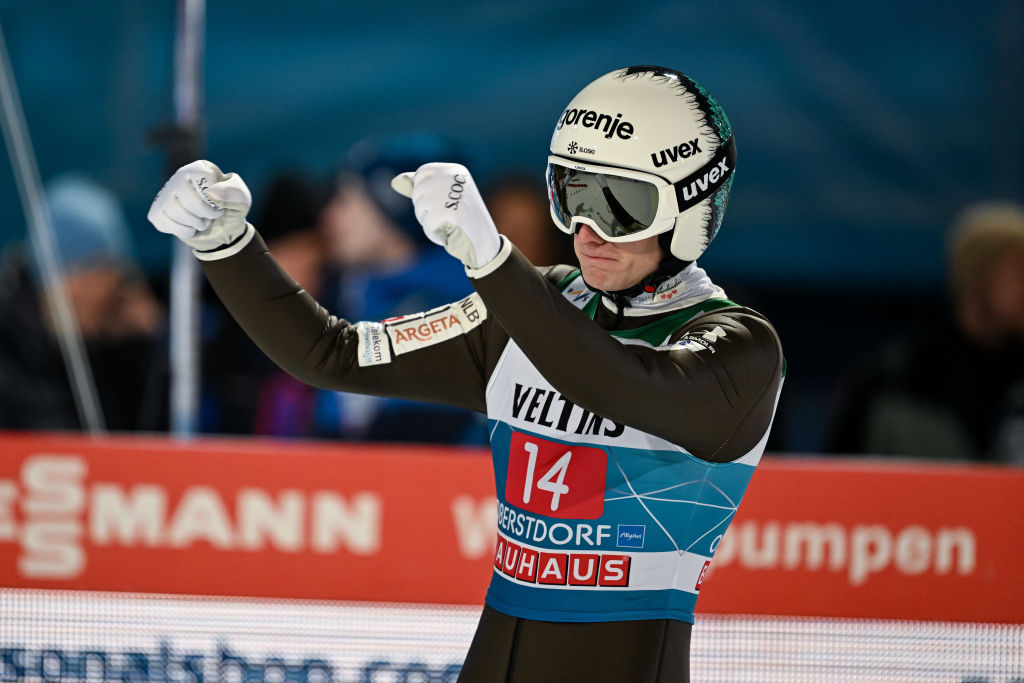 Salto con gli sci: Lovro Kos vola nel vento di Lahti, Kobayashi terzo accorcia nella generale