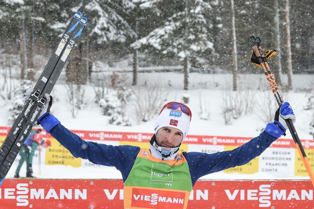 Jan Schmid vince il duello con Akito Watabe e conquista la prima gara di Chaux-Neuve