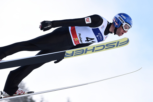 Bernhard Gruber è davanti a tutti dopo il primo salto a Seefeld, secondo Samuel Costa. Infortunio per Riiber