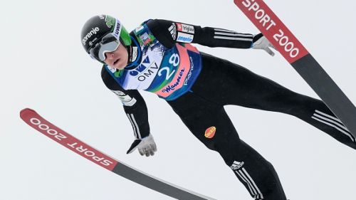 Jurij Tepes rimonta e vince sul filo di lana nella Coc di Klingenthal. Niente pettorale-extra per l’Italia