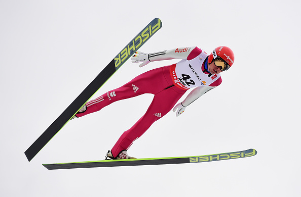 Johannes Rydzek guida la gara dopo il salto a Lillehammer. Samuel Costa 12°