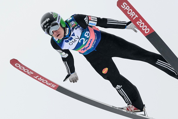 Tepes rimonta e vince sul filo di lana nella Coc di Klingenthal. Niente pettorale-extra per l’Italia