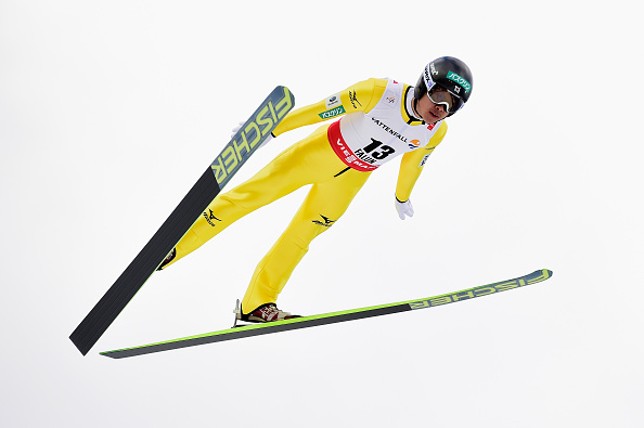 A Lillehammer Takehiro Watanabe davanti a tutti dopo il salto