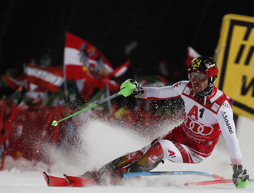 Marcel Hirscher bastona tutti nello slalom in notturna di Schladming