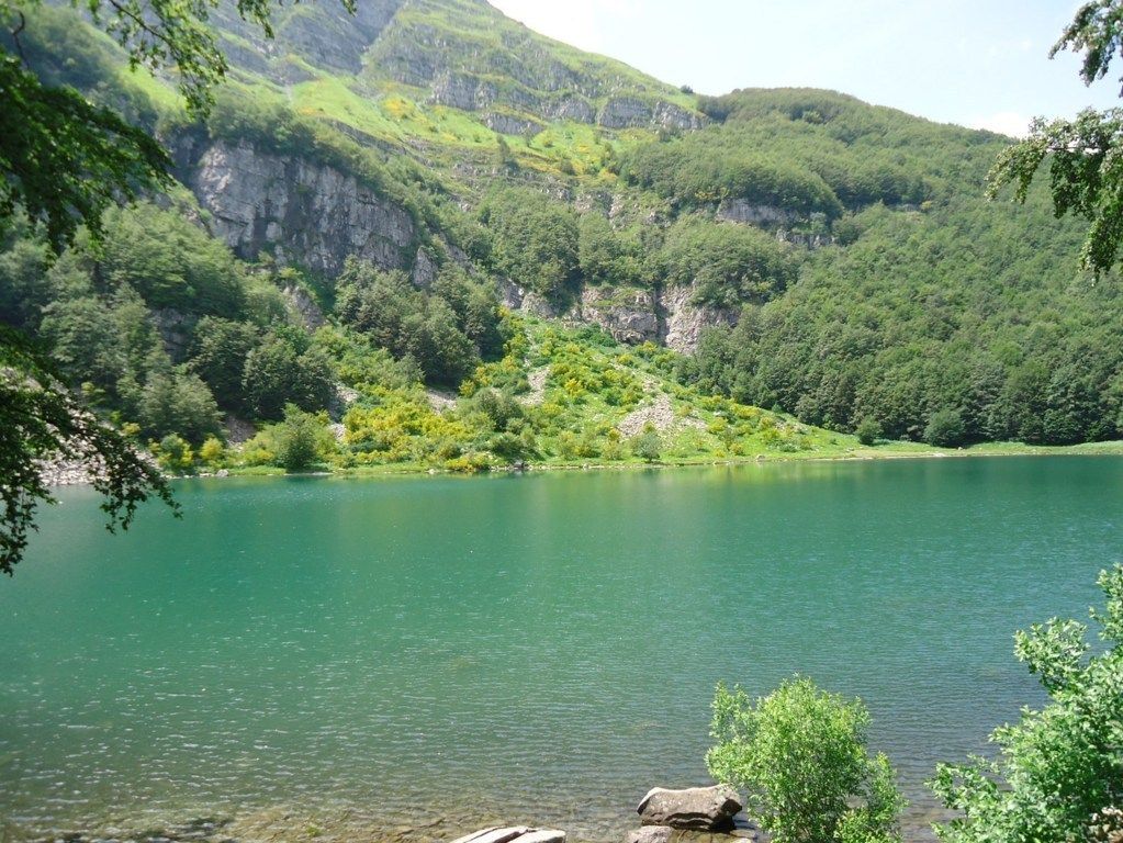 Immagine estiva del Lago Santo, posto in linea d' aria tra l'Abetone e la strada che porta verso il passo delle radici Immagine dei colori dell'Appennino Tosco Emiliano in estate