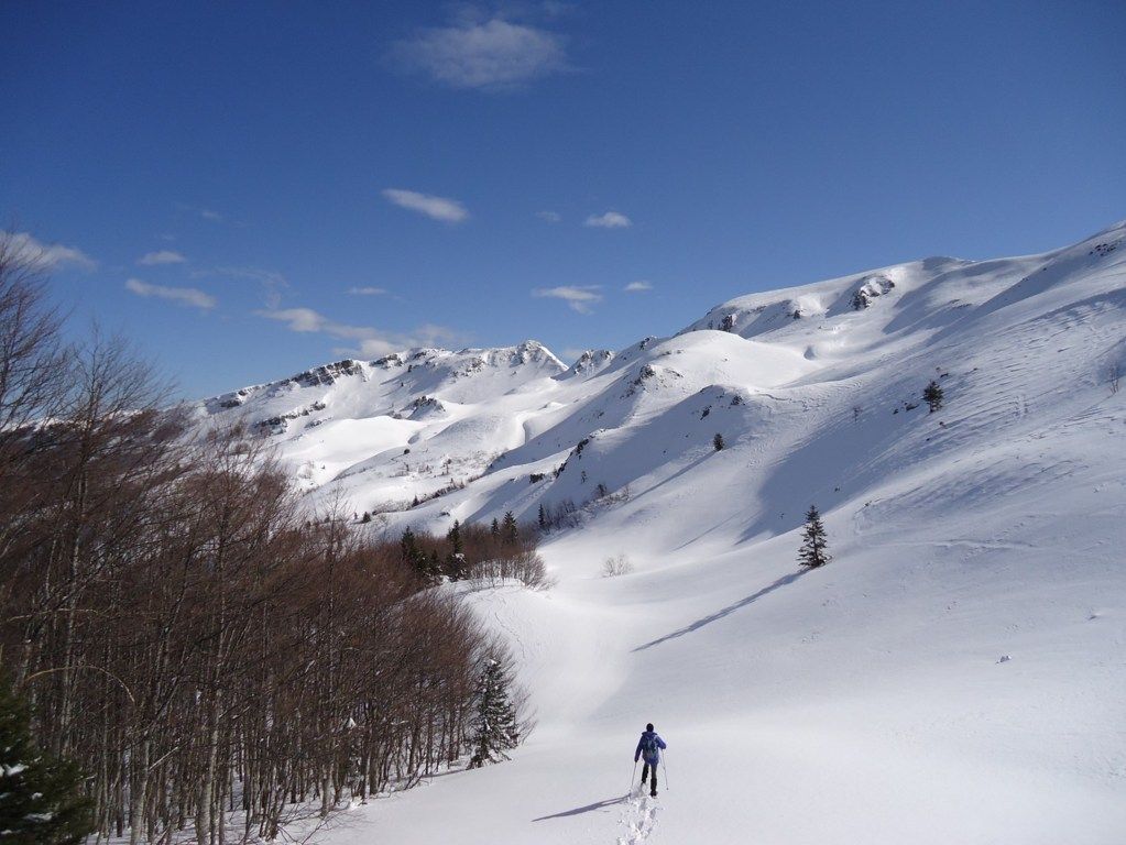 Montagne innevate in appennino Tosco Emiliano nei dintorni dell'Abetone in inverno. Per amanti dello sci di fondo e delle ciaspolate