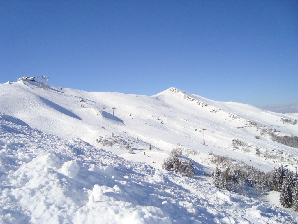 Una immagine delle vette innevate nel comprensorio sciistico dell'Abetone, con neve in abbondanza