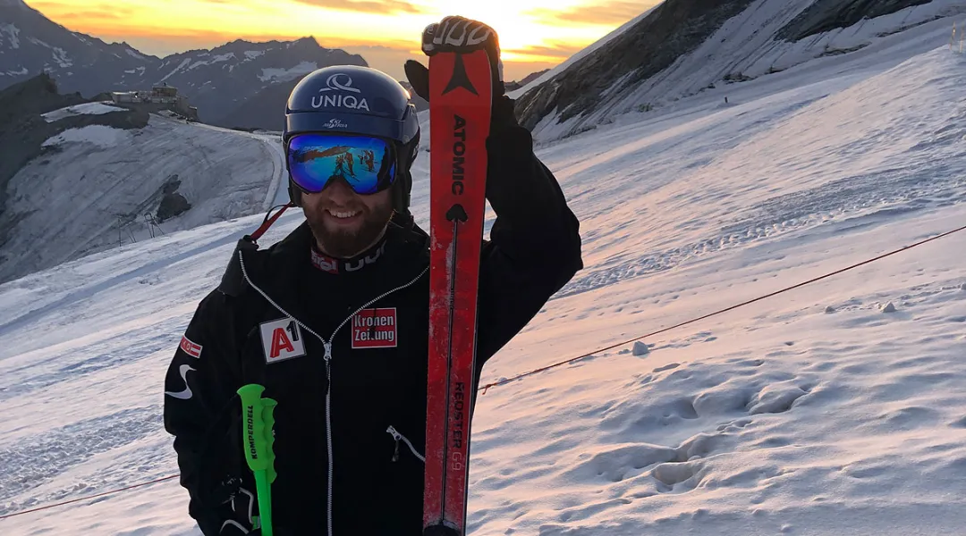 Marco Schwarz è già sugli sci a sei mesi dall'intervento: il ritorno a Saas Fee, riprende l'attività anche Kristoffersen