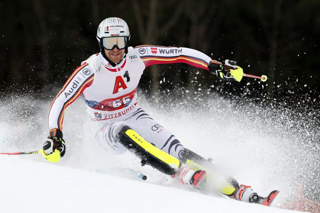 Sebastian Holzmann domina la 1^ manche dello slalom di Coppa Europa a Jaun: Liberatore è 4°