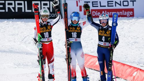 Shiffrin miglior tempo nella qualifica del gigante parallelo, avanti Bassino, Goggia e Brignone