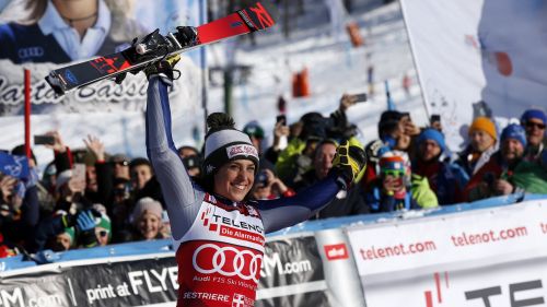 Beat Feuz è per la terza volta il Re del Lauberhorn, Paris sfata il tabù e si prende il podio