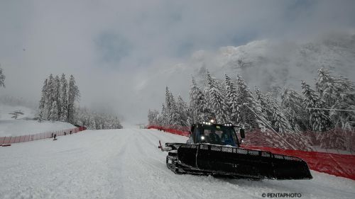 A Cortina continua a nevicare, sarà una lunga notte per salvare la combinata femminile