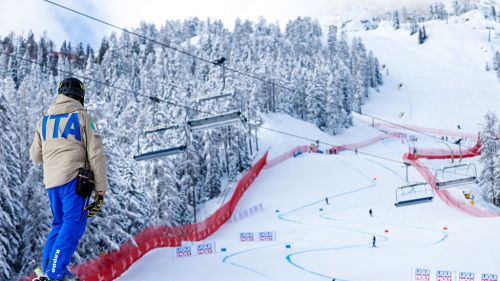 A Cortina continua a nevicare, sarà una lunga notte per salvare la combinata femminile
