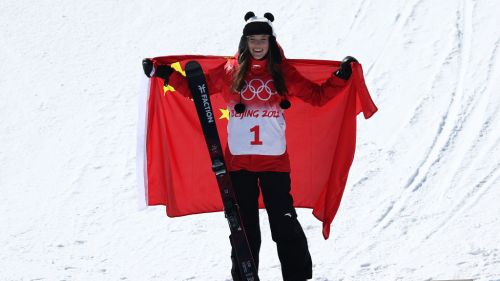 Eileen Gu completa la sua Olimpiade quasi perfetta: secondo oro nell'halfpipe, battute le canadesi