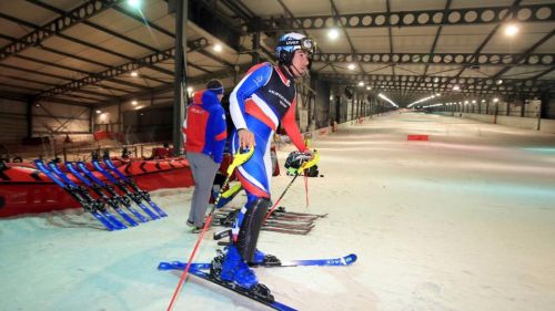 Slalomisti azzurri nella snowhall di Amneville assieme ai colleghi francesi guidati da Muffat-Jeandet