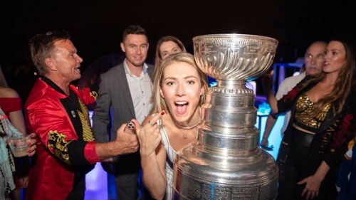 Mikaela Shiffrin in prima linea per la nazionale: raccolti 500mila dollari nell'evento per i St. Louis Blues