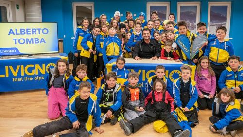 La stagione di Livigno si apre col botto. Alberto Tomba con i campioncini del futuro: "Vi racconto le mie emozioni"