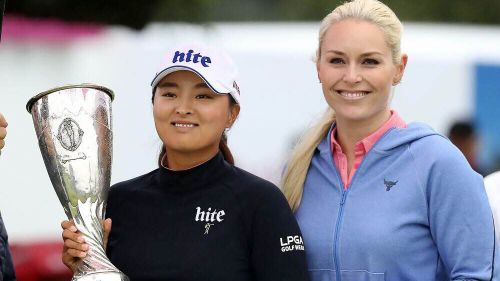 Lindsey Vonn si sposta sul green... carpet: in Alta Savoia premia la vincitrice dell'Evian Championship di golf