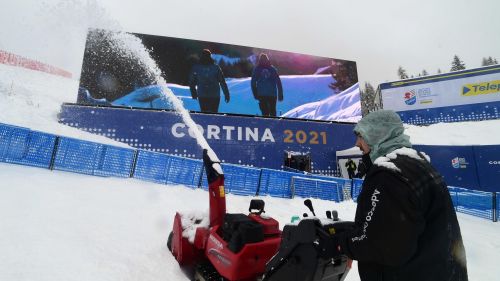 A Cortina continua a nevicare, sarà una lunga notte per salvare la combinata femminile