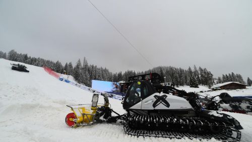 A Cortina continua a nevicare, sarà una lunga notte per salvare la combinata femminile