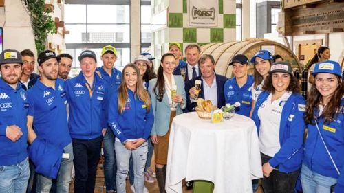 Hirscher intervistato dai bambini della Stiria: 'In gara solo se in grado di vincere, ma i giovani emergono...'