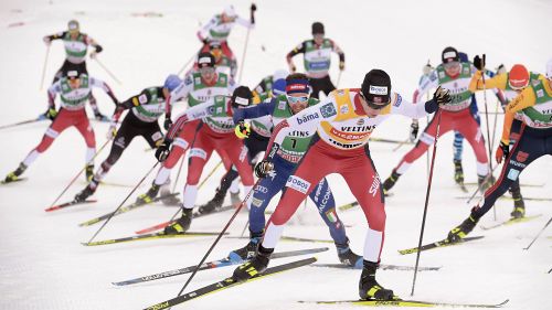 Sotto la neve della Val di Fiemme si apre una quattro giorni super: torna la CdM di combinata nordica