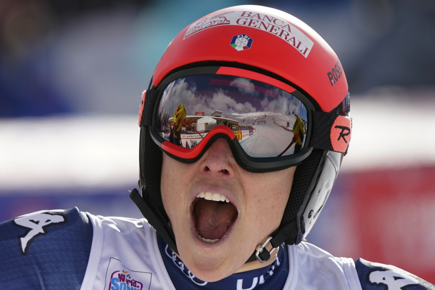 Vlhova miglior tempo nello slalom parallelo di Sankt Moritz, si qualificano Curtoni, Bassino, Brignone e Goggia