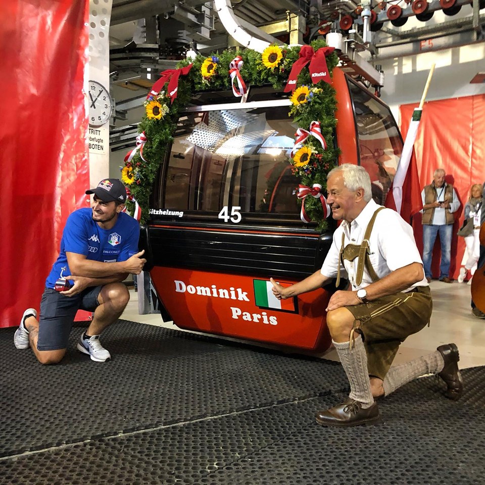 Dominik Paris si prende un'altra gondola nel tempio di Kitz: la cerimonia alla presenza di Neureuther e Buechel