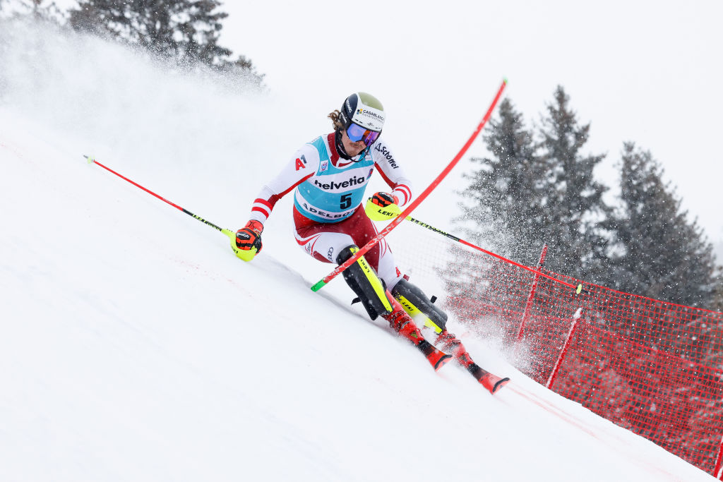 Solito rodeo da slalom nella bufera di Adelboden: sbagliano i big, Feller e Gstrein al comando ex aequo