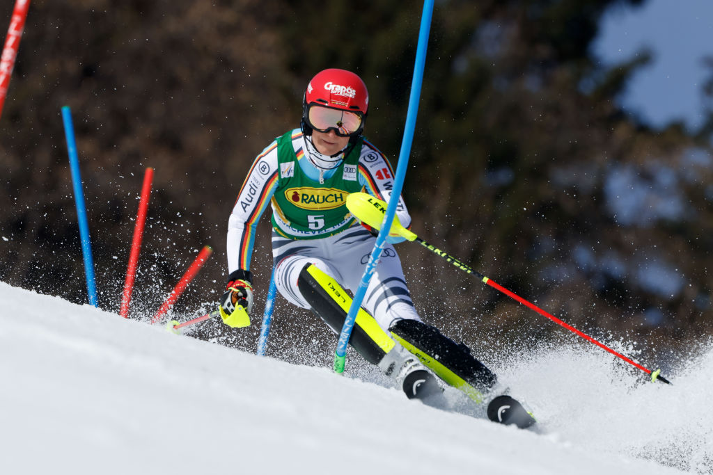 Lena Duerr è in forma eccezionale, è prima pure a metà gara nello slalom delle finali: Vlhova e Shiffrin rincorrono