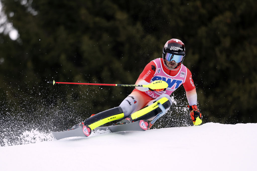 Pista in condizioni pietose a Wengen, lo slalom è un rodeo: Meillard guida su Kristoffersen e Braathen