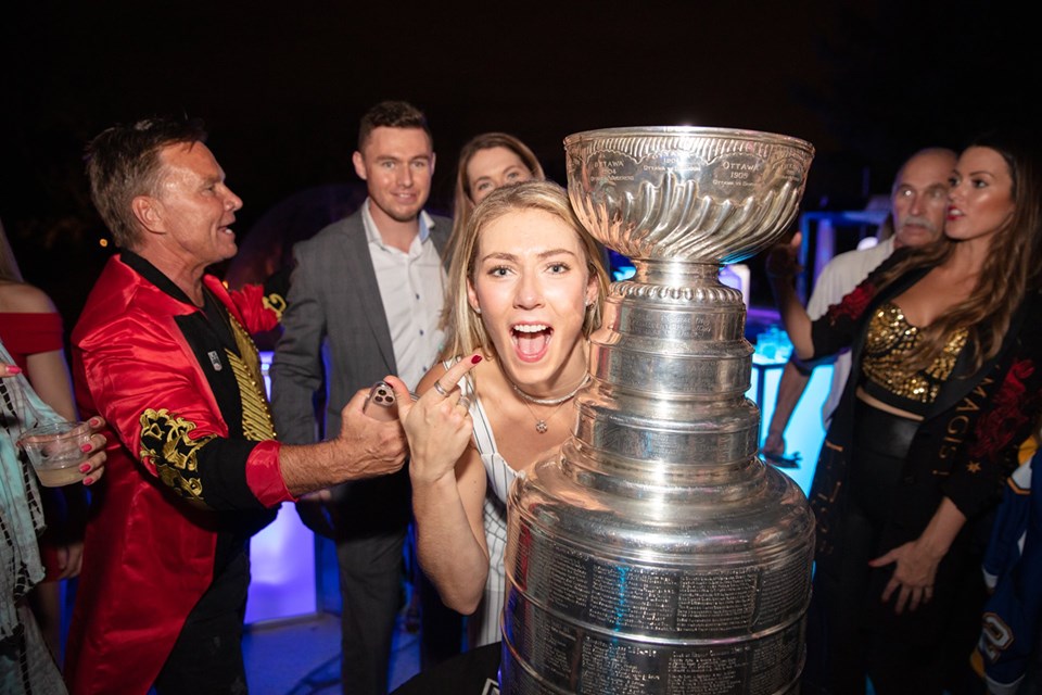 Mikaela Shiffrin in prima linea per la nazionale: raccolti 500mila dollari nell'evento per i St. Louis Blues