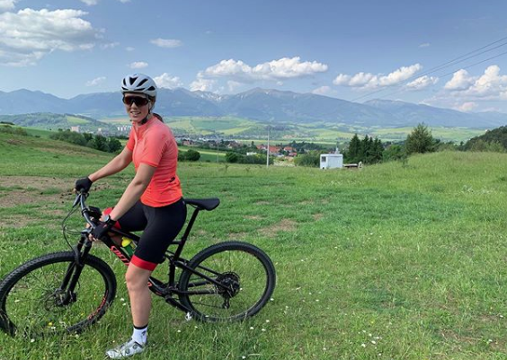 Petra Vhlova si allena tra bici e palestra nella sua Slovacchia e festeggia 24 anni