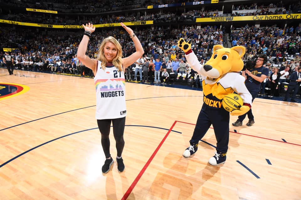 Mikaela Shiffrin protagonista della notte NBA: super ospite a Denver, i 'suoi' Nuggets esultano