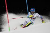 Shiffrin si riprende tutto nella notte di Schladming: battuta Vlhova, che vince la coppa di slalom